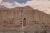 Panoramique de la falaise d’1,5 km de Bamiyan. La totalité de la falaise est reconstituée à l’échelle 1 par tuilage de 3000 photographies. Technique mise au point par la société Cornis