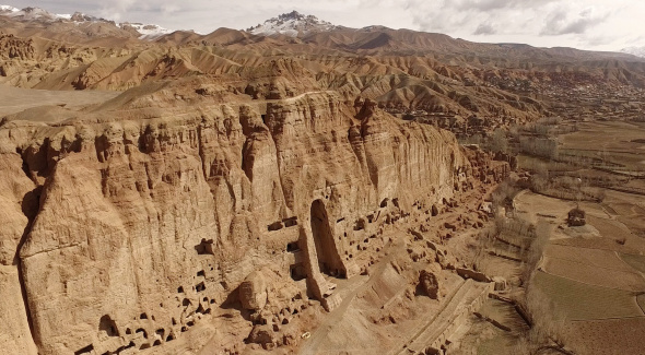 Vue de la falaise de Bamiyan par un drone. 