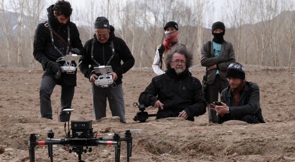 Image de capture d’images avec des drones devant la falaise de Bamiyan