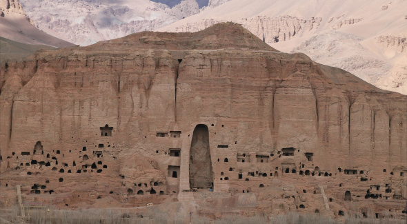 Panoramique de la falaise d’1,5 km de Bamiyan. La totalité de la falaise est reconstituée à l’échelle 1 par tuilage de 3000 photographies. Technique mise au point par la société Cornis